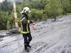 Die Suche nach den Vermissten wird fortgesetzt. Die örtliche Polizei, Hilfskräfte und zahlreiche Feuerwehrleute sind mit rund 70 Personen im Einsatz. Auch ein Helikopter beteiligt sich an der Suche. (Bild: Keystone/JEAN-CHRISTOPHE BOTT)