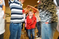 Weinfelden: Schulstart im Paul-Reinhart-Schulhaus, die 1. Klässler dürfen durch einen Schülertunnel der 2. Klässler ins Schulhaus. (Bild: Donato Caspari)