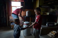 Es wird warm in der Stube – Valentin, Samuel und Monika Rusch.