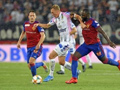 Im Hinspiel hatten die Basler (hier Luca Zuffi und Eder Balanta) ihre liebe Mühe mit den Linzern (João Klauss) (Bild: KEYSTONE/WALTER BIERI)