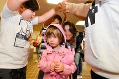 Weinfelden: Schulstart im Paul-Reinhart-Schulhaus, die 1. Klässler dürfen durch einen Schülertunnel der 2. Klässler ins Schulhaus. (Bild: Donato Caspari)