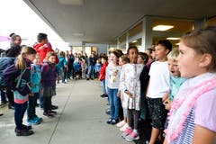 Weinfelden: Schulstart im Paul-Reinhart-Schulhaus - 2.Klässler singen vor dem Schulhaus für die 1.Klässler und ihre Eltern. (Bild: Donato Caspari)