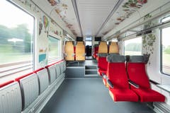 Der Zug erfüllt die neusten europäischen Behindertengleichstellungsgesetze und bietet ein Informationssystem mit vier bis sieben Bildschirmen pro Wagen. (Bild: Schweizerische Südostbahn AG)