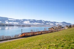 Touristen und Freizeitreisende geniessen im neuen Voralpen-Express eine fantastische Aussicht aus den Panoramafenstern, können Skier und Velos verstauen und Sitzplätze reservieren. (Bild: Schweizerische Südostbahn AG)