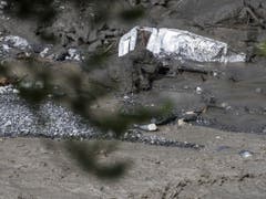 Im Schlamm sind die Überreste eines Fahrzeugs zu erkennen. (Bild: Keystone/JEAN-CHRISTOPHE BOTT)