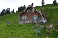 Das Wohnhaus: Unten Kuche, Stube, Käsekeller, oben Schlafzimmer und Abstellfläche.