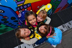 Sulgen: Jana, Gioia, Elea und Ella freuen sich auf ihren ersten Schultag. (Bild: Manuel Nagel)
