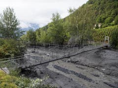 Auch die Hängebrücke für Fussgänger wurde beschädigt. (Bild: Keystone/JEAN-CHRISTOPHE BOTT)
