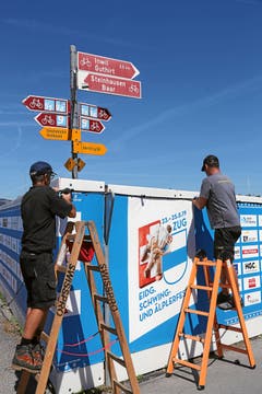 Die letzten Werbebanner werden monteirt. (Bild: Andy Mettler / Swiss-Image)