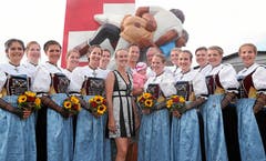 Die Ehrendamen, hier mit Martina Hingis, repräsentieren das Eidgenössische Schwing- und Älplerfest.