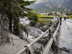 Der Fluss trat über die Ufer und riss ein Auto mit zwei Menschen mit. (Bild: Keystone/JEAN-CHRISTOPHE BOTT)