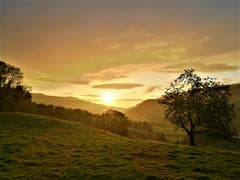 Wunderschöne Abendstimmung: Es regnet und am Horizont scheint die Sonne. (Bild: Urs Gutfleisch, Malters, 12. August 2019)
