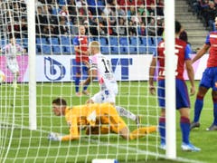 So brachte Gernot Trauner (Mitte) den LASK in Basel mit einem Kopfball in Führung (Bild: KEYSTONE/WALTER BIERI)