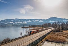 Der Voralpen-Express verkehrt durch die unterschiedlichsten Regionen und Landschaften. (Bild: Schweizerische Südostbahn AG)