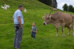 Senn Martin Rusch mit Sohn Valentin sieht nach den Kühen.
