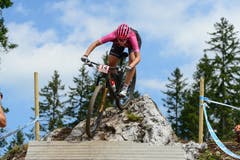 Linda Indergand bei einer der technisch anspruchsvollsten Stellen. (Bild: Roland Jauch, Lenzerheide, 11. August 2019)