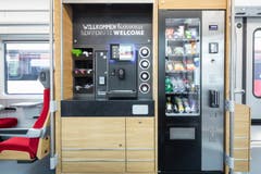 Alle Fahrzeuge verfügen jeweils über zwei Bistrozonen mit Kaffee- und Snackautomaten. (Bild: Schweizerische Südostbahn AG)