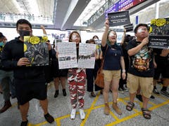 Wegen Protesten ist der Flughafen in Hongkong lahmgelegt. (Bild: KEYSTONE/AP/VINCENT THIAN)