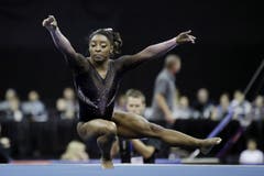 Simone Biles absolviert ihre Bodenübung während dem Wettkampf in Kansas City. (Bild: Charlie Riedel)