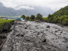 Der wild gewordene Fluss hinterliess eine Schneise der Zerstörung. (Bild: Keystone/JEAN-CHRISTOPHE BOTT)