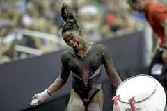 Simone Biles freut sich über ihr gelungenes Kunststück in Kansas City: (Bild: Charlie Riedel)
