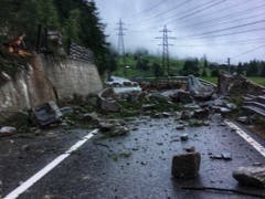 Die durch einen Steinschlag unterbrochene Kantonsstrasse im Mattertal VS konnte am Dienstag kurz vor Mittag wieder geöffnet werden. (Bild: Vincent Pellissier via @pellissier / best quality available)