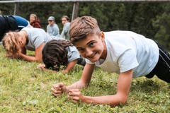 Wer gewinnt beim Planking? (Lagerbild: Jubla Hohenrain-Kleinwangen, 11. Juli 2019)