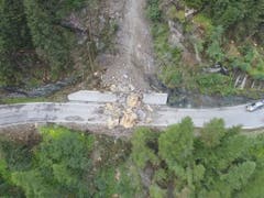 Mannshohe Felsbrocken blockieren die Kantonsstrasse im Bündner Averstal. (Bild: RTR (Radiotelevisiun Svizra Rumantscha))