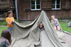 Zwergenhaus oder Zelt? (Lagerbild: Gruppe Coviya von Blauring Sempach, Männedorf, 8. Juli 2019)