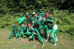 Diesen schaurigen Inselbewohnerinnen mussten sich die Mädchen des Blaurings Steinhausen stellen.Lagerbild: Blauring Steinhausen (Bargen, 13. Juli 2019)