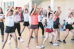 Die Dancecamp-Teilnehmerinnen in Willisau zeigen ein erstes Mal, was sie bisher gelernt haben. (Lagerbild: Verein The Dance Union, Willisau, 17. Juli 2019)