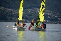 Die letzten Meter bis ans Ufer des Lago Maggiore legen die jungen Segler und Seglerinnen mit Hilfe des Paddels zurück. Bild: Corinne Glanzmann (Tenero, 13. August 2019)