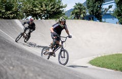 Mit dem BMX-Rad geht es über die künstlich angelegte Rundbahn, einen sogenannten Pumptrack. Bild: Corinne Glanzmann (Tenero, 13. August 2019)