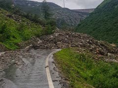 Der starke Regen führte auch auf der Walliser Seite des Nufenenpasses zu einem Erdrutsch, der die Passstrasse verschüttete. (Bild: Vincent Pellissier via @pellissier / best quality available)