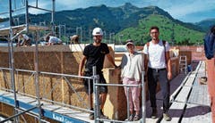 Ein gutes Team: (von links) Lukas Gantenbein, Projektleiter Holzbau, Marie Luisa Nüesch, Stiftungsrätin, und Jan Schmid, Architekt. (Bild: Katharina Rutz)