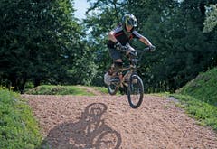 Hügel sind ebenfalls Bestandteil des Pumptracks - Mutige wagen dort einen Sprung. Bild: Corinne Glanzmann (Tenero, 13. August 2019)