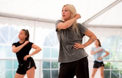 Tanzleiterin Samantha Orchard (Mitte) zeigt die Choreografie vor. Bild: Corinne Glanzmann (Tenero, 13. August 2019)