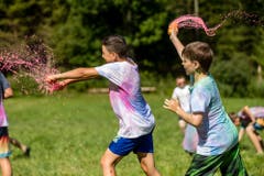 Die Pfadi Arth Goldau hat eine speziell originelle Art gefunden, wie man sich Abkühlen kann: Mit einer Farbwasserschlacht. (Bild: Philipp Schmidli, Willisau, 7. Juli 2019)