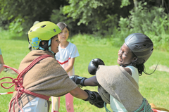 Mit einer Runde Boxen bereiten sich die Kinder der Jungschar Markuskirche Luzern auf ihren «Kampf gegen die Indianer» vor. (Lagerbild: Jungschar Markuskirche Luzern, Uerzlikon, 16. Juli 2019)