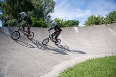 Auf dem Pumptrack gilt es Steilwandkurven zu meistern. Bild: Corinne Glanzmann (Tenero, 13. August 2019)