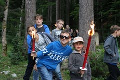 Fackelwanderung zurück ins Lagerhaus. (Lagerbild: Pfarreilager Neuenkirch, 10. Juli 2019)