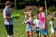 Hier geht's bunt zu und her: Die Pfadi Arth Goldau bei einer Farbwassrschlacht. (Bild: Philipp Schmidli, Willisau, 7. Juli 2019)