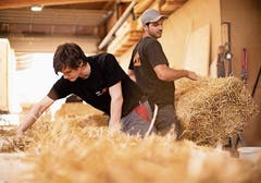 Domenic Penger (links) und Patrick Iten beim Elementbau. (Bild: PD)