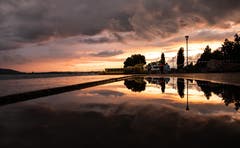 Abendrotspiegelung am Zugersee. (Bild: Daniel Hegglin, Zug, 12. August 2019)