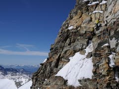 Unterhaltsarbeiten am Sensornetzwerk an der Abbruchzone am Hörnligrat. (Bild: Permasense/ETH Zürich)