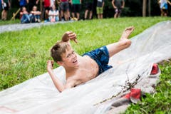 Auf der selbstgebastelten Wasserrutsche kriegt man auch den einen oder anderen Spritzer Schlamm ab. (Bild: Manuela Jans-Koch, Lungern, 11. Juli 2019)