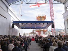 Angehörige, Einsatzkräfte sowie Vertreter von Politik und Kirche gedenken in Genua der Opfer des Brückeneinsturzes. (Bild: KEYSTONE/EPA CHIGI PALACE PRESS OFFICE/HANDOUT)