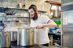 Im Hotel Dom kocht der streng gläubige Ben Tomlin für bis zu hundert jüdische Familien. (Bild: Colin Frei)