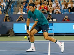 Federer wehrt den einzigen Breakball gegen sich beidhändig ab (Bild: KEYSTONE/AP The Cincinnati Enquirer/SAM GREENE)