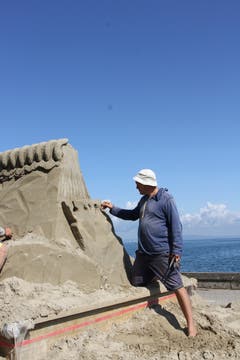 Präzisionsarbeit im feuchten Sand. (Bild: Sheila Eggmann)